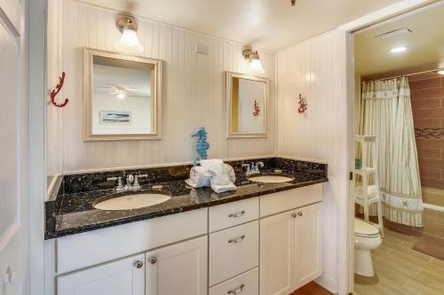een badkamer met 2 wastafels en een toilet bij Seahorse 401 in Clearwater Beach