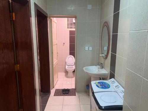 a small bathroom with a toilet and a sink at احلى اوقاتي in Tanomah