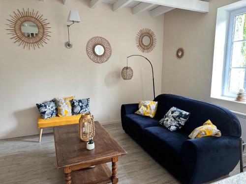 Neuvy的住宿－Maison Bourbonnaise idéalement placée proche du centre ville de Moulins，客厅配有2张蓝色的沙发和1张桌子