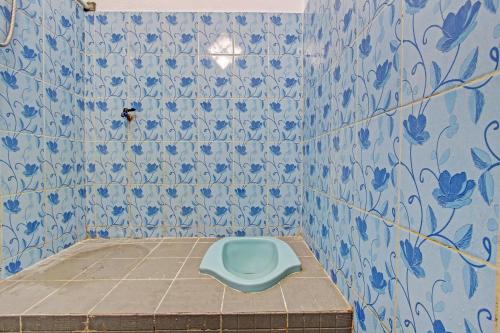 Ванная комната в SPOT ON 92763 Hotel Melati Sukoasih