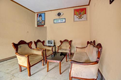 Гостиная зона в SPOT ON 92763 Hotel Melati Sukoasih