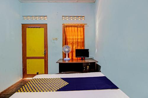 Кровать или кровати в номере SPOT ON 92763 Hotel Melati Sukoasih