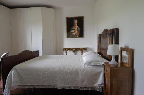 sypialnia z łóżkiem i zdjęciem na ścianie w obiekcie La Casa di Penelope & Cirene w mieście Pietrapertosa