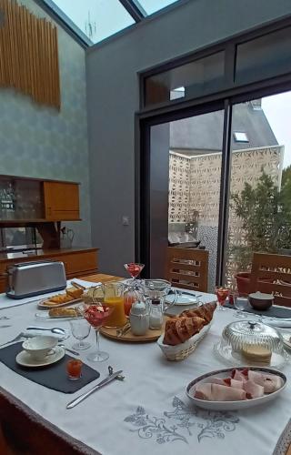 een tafel met veel borden eten erop bij Maison 1949 in Saint-Sauveur-le-Vicomte