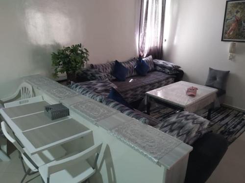 een woonkamer met een bank en een tafel en stoelen bij Tranquil Oasis in the Heart of Ifrane in Ifrane