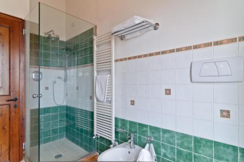 a bathroom with a glass shower and a sink at Le 7 Camicie in Castelnuovo dellʼAbate