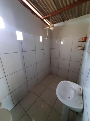 La salle de bains est pourvue de toilettes et d'un lavabo. dans l'établissement Casa de campo, à Barra do Garças
