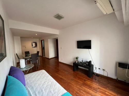 - un salon avec un lit et une télévision à écran plat dans l'établissement Dpto Excelente zona, à La Plata