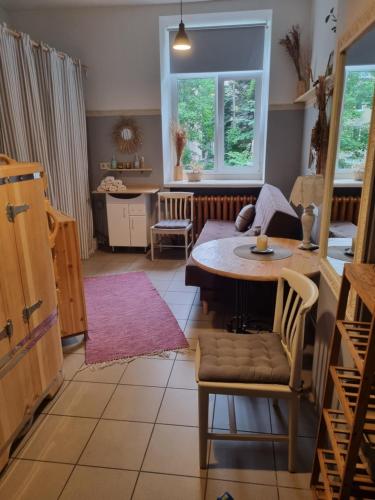 uma sala de estar com uma mesa e um sofá em CAMELLIA STUDIO apartment & parking em Riga