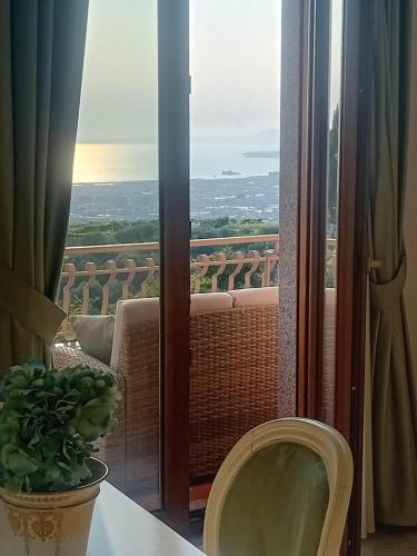 a room with a window with a table and a plant at La Vigna del Vento in Casola di Napoli