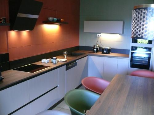 une cuisine avec des armoires blanches et une table en bois dans l'établissement U Granu di Bellezza, à Casta