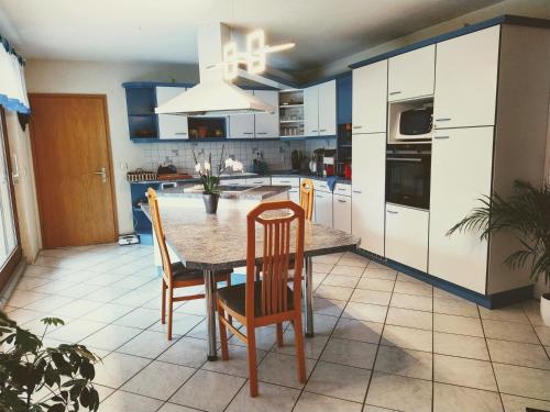 Una cocina o zona de cocina en Chez l'Eveline Chambre Tortue