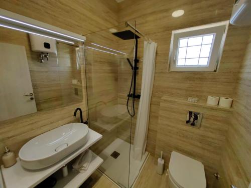 ein Bad mit einer Dusche, einem WC und einem Waschbecken in der Unterkunft Zvonćica Deluxe in Vodice