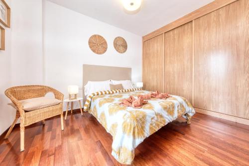 1 dormitorio con 1 cama y 1 silla en Casa Costa Esmeralda-shared pool en Costa Teguise