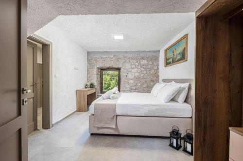 En eller flere senge i et værelse på Heritage Villa Velebit Soul