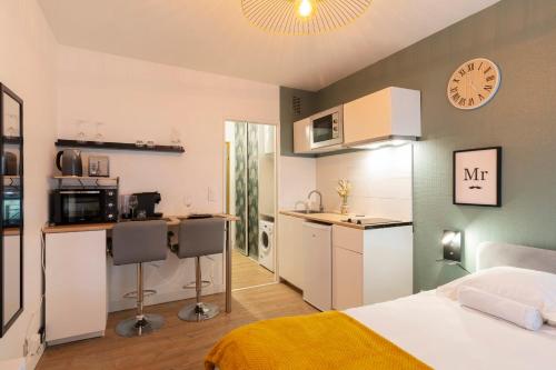 een slaapkamer met een bed en een keuken met een aanrecht bij Le chevremont in Metz