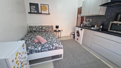 a small room with a bed in a kitchen at SMALL COZY STUDIO ZONE 1 LONDON in London