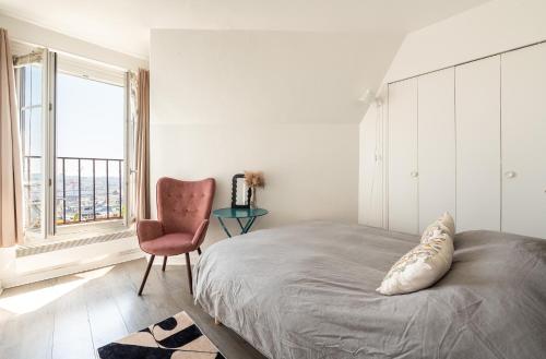 - une chambre avec un lit, une chaise et une fenêtre dans l'établissement In front of The Sacre Cœur - 2 bedrooms with elevator, à Paris
