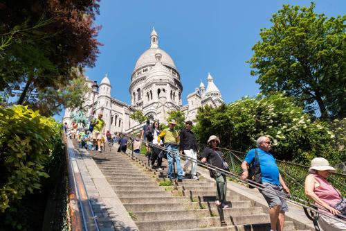 In front of The Sacre Cœur - 2 bedrooms with elevator