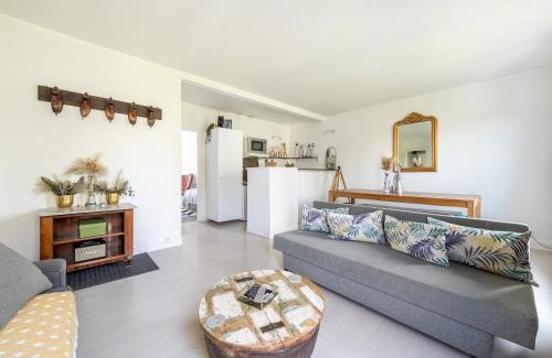un salon avec un canapé et une table dans l'établissement In front of The Sacre Cœur - 2 bedrooms with elevator, à Paris