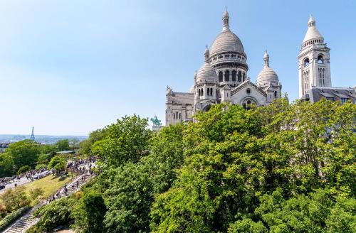 In front of The Sacre Cœur - 2 bedrooms with elevator
