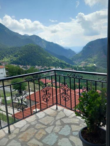 a balcony with a view of the mountains at Δωμάτια με θέα in Méga Khoríon