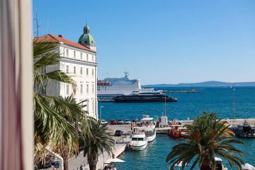una nave da crociera è ormeggiata in un porto con barche di Apartment Tonka-Riva a Spalato (Split)