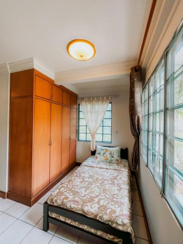 1 dormitorio con cama y ventana en Shangri-La Heights Homestay en Kota Kinabalu