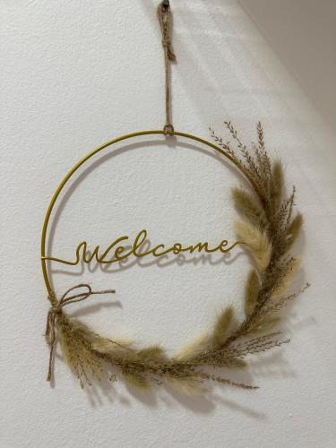 a wreath with the word welcome on a white shirt at STUDIO APARTMAN PAVIĆ in Vinkovci