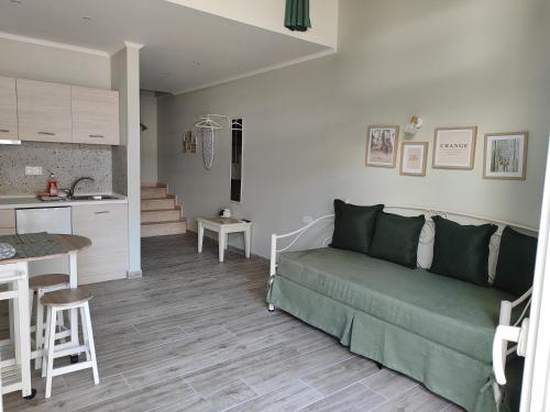 Kuchyň nebo kuchyňský kout v ubytování Kamares Suites 2