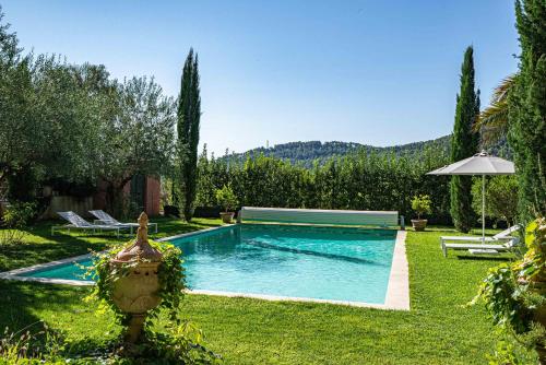 Gites de la Villa Pergolaの敷地内または近くにあるプール