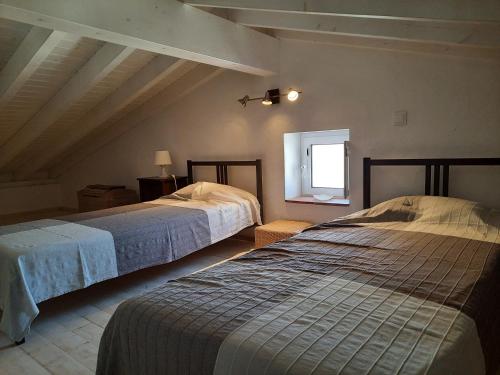 1 dormitorio con 2 camas y ventana en Sunny Aljezur da Viana, (Aljezur, Costa Vicentina) en Aljezur