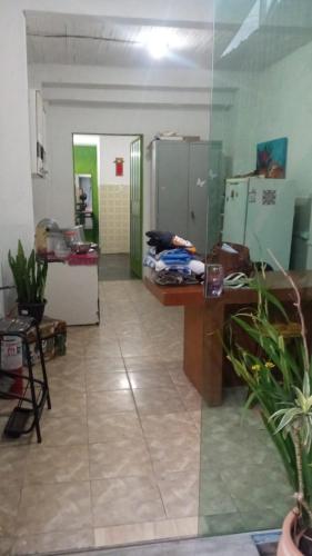 a living room with a desk and a room with a room at Casa Jardim Hostel BH - Santa Efigênia - Paraíso in Belo Horizonte