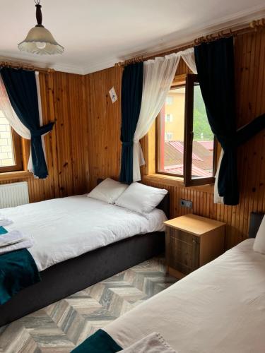 a bedroom with two beds and a window at Hayde otel in Çamlıhemşin