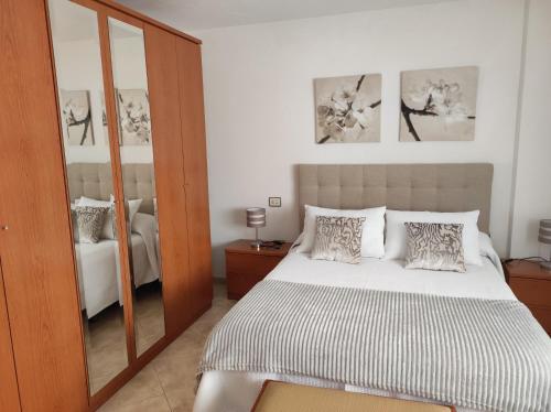 a bedroom with a bed and a mirror at Fonte do Cabo in Muxia
