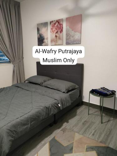 - une chambre avec un lit et un panneau indiquant uniquement la musique de Readsanya dans l'établissement AL-WAFRY PUTRAJAYA Presint 16 - Bersebelahan Everly Alamanda Mall, à Putrajaya