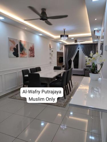 ein Esszimmer und ein Wohnzimmer mit einem Tisch und Stühlen in der Unterkunft AL-WAFRY PUTRAJAYA Presint 16 - Bersebelahan Everly Alamanda Mall in Putrajaya