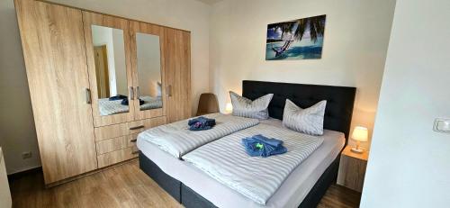 ein Schlafzimmer mit einem Bett mit zwei blauen Handtüchern darauf in der Unterkunft Johnis FeWo, Nähe Stadtzentrum gegenüber der Uni in sehr ruhiger Lage in Cottbus