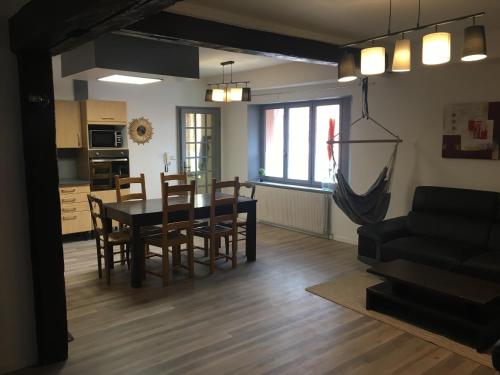 une cuisine et une salle à manger avec une table et des chaises dans l'établissement Le gite 5 - Le Château du Landsberg, à Sélestat