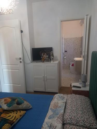 um quarto com uma cama e uma casa de banho em Arena in fiera em Verona