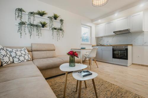 sala de estar con sofá y mesa en 3Level Apartments Kroatien, en Umag