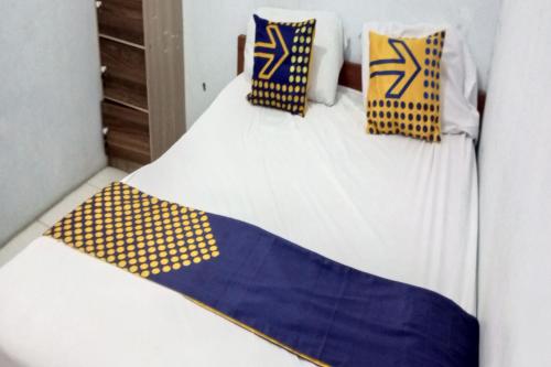 Ένα ή περισσότερα κρεβάτια σε δωμάτιο στο Hotel O Kost Elisabeth Syariah