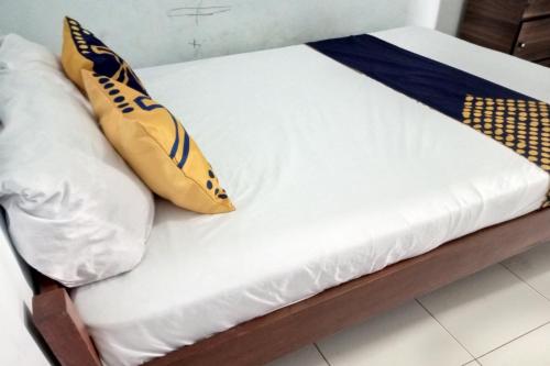 Ένα ή περισσότερα κρεβάτια σε δωμάτιο στο Hotel O Kost Elisabeth Syariah