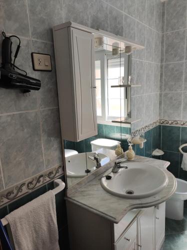 a bathroom with a sink and a mirror at Fonte do Cabo in Muxia