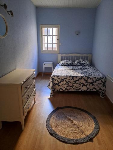 een slaapkamer met een bed, een dressoir en een raam bij Le provençal in Manosque
