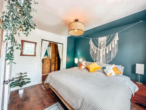 a bedroom with a bed and a blue wall at Auberge Mandala in Saint Mathieu Du Parc