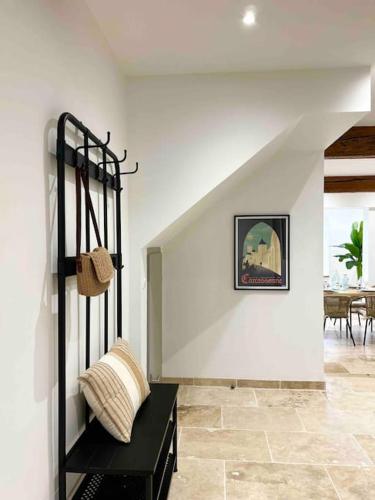 - un salon avec un banc noir et une table dans l'établissement Le M37, à Carcassonne