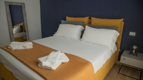 ein großes Bett mit weißen Laken und Handtüchern darauf in der Unterkunft Urban Loft Napoli in Neapel