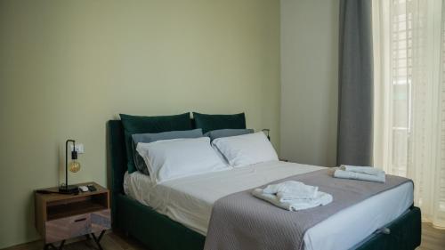 ein Schlafzimmer mit einem Bett mit Handtüchern darauf in der Unterkunft Urban Loft Napoli in Neapel