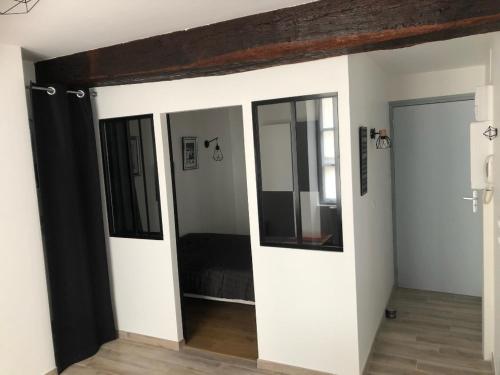 ein Zimmer mit einer Schiebetür und einem Bett darin in der Unterkunft Appartement atelier dans vieux blois in Blois